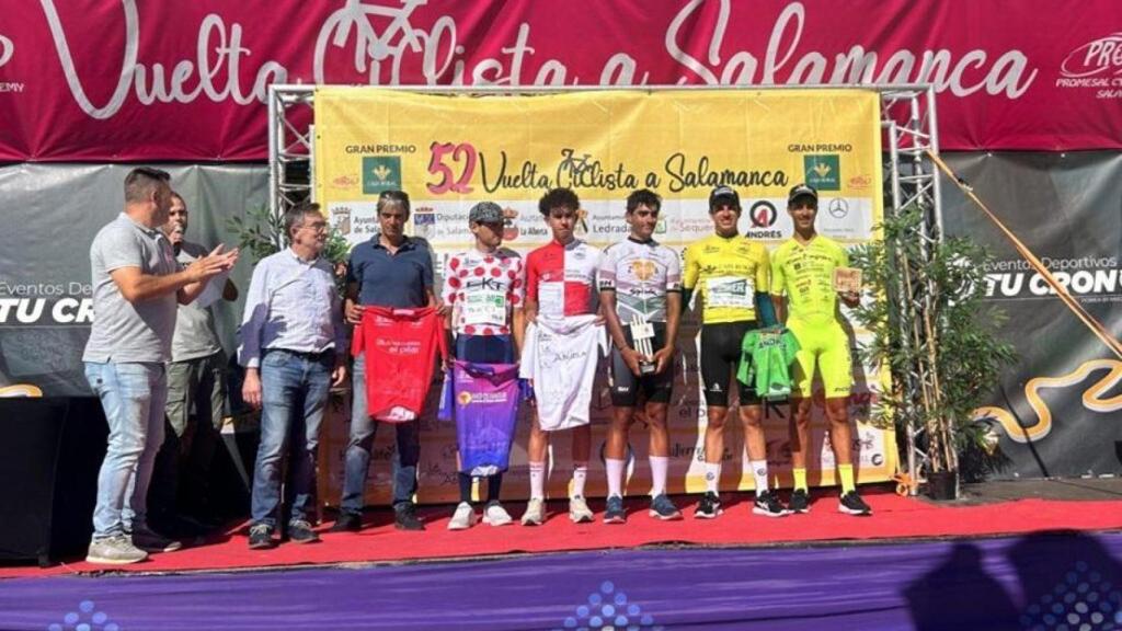 Foto de familia con todos los premiados en la primera etapa de la Vuelta a Salamanca