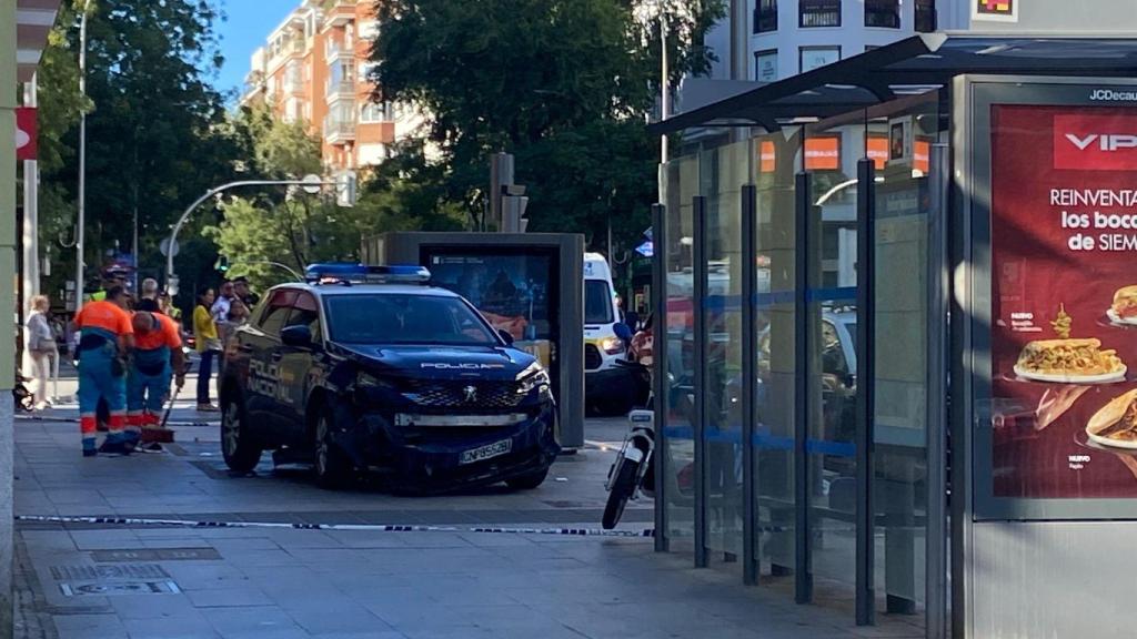 El coche patrulla, en la acera.