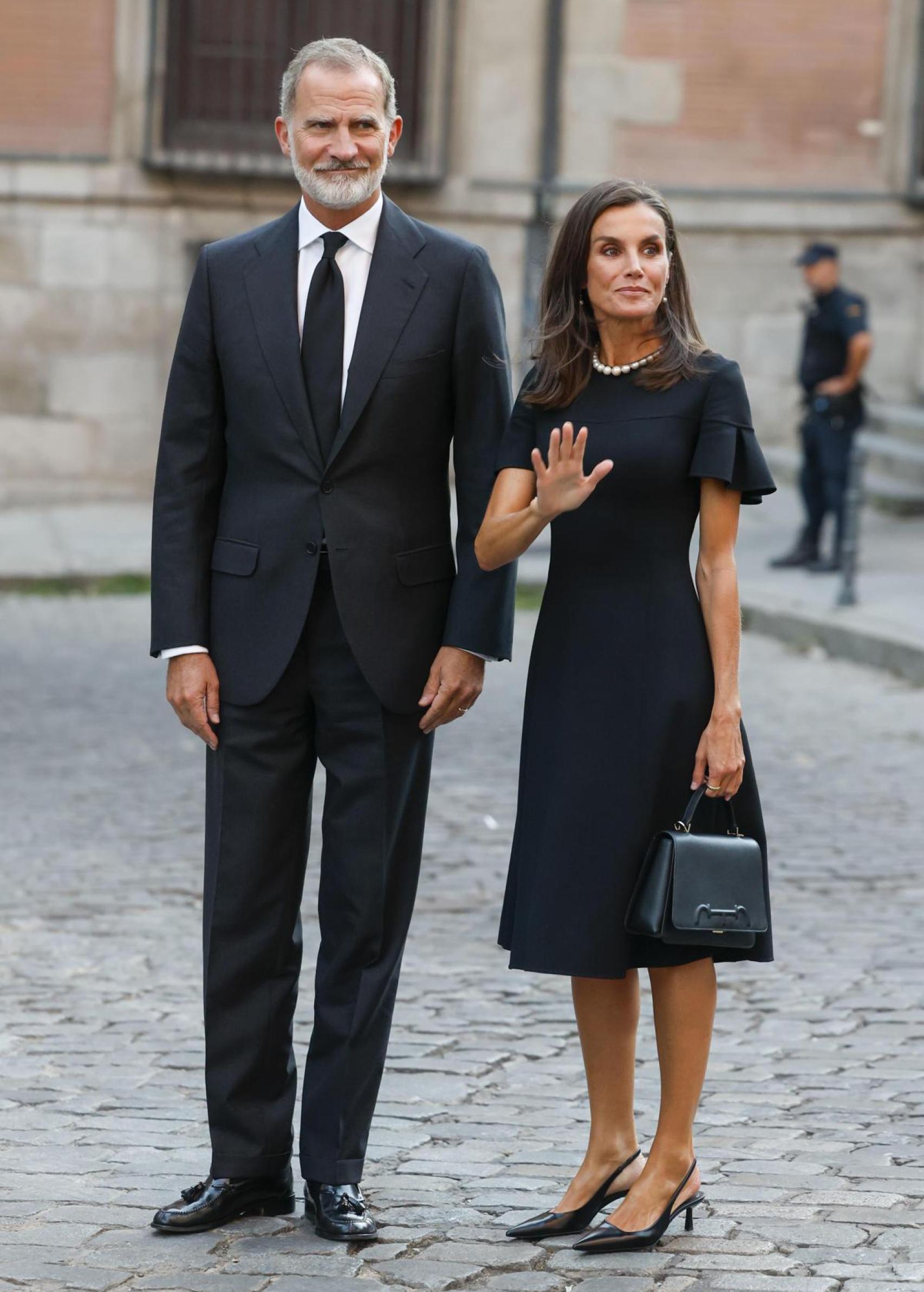 La Reina posa, junto al Rey, a la entrada de la iglesia.