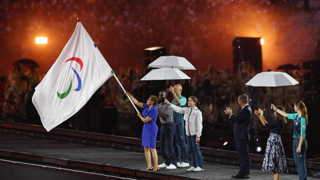 Karen Bass, alcaldesa de Río de Janeiro, porta la bandera paralímpica.