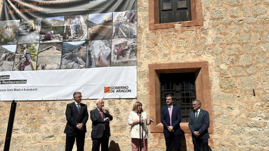 Tomasa Hernández valora el trabajo de la Fundación Santa María de Albarracín en la recuperación de las murallas