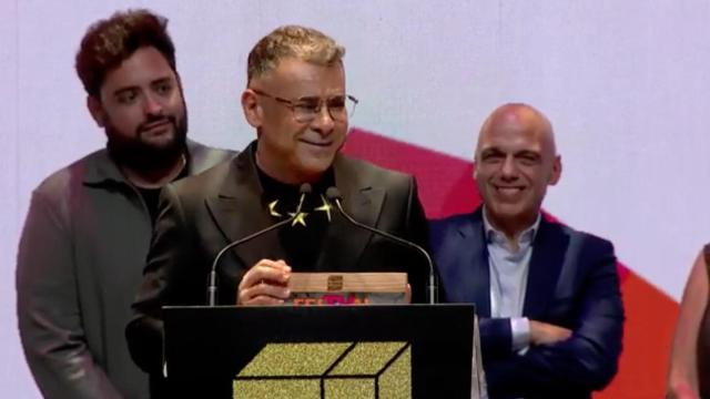 Jorge Javier Vázquez recogiendo el premio a 'Supervivientes' en la gala de clausura del FesTVal de Vitoria.