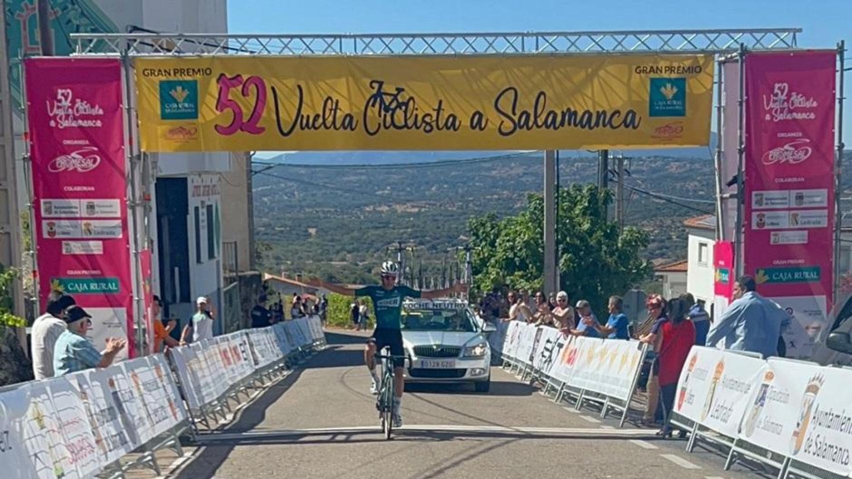 Pablo Carrascosa celebra la victoria en la primera etapa de la Vuelta a Salamanca