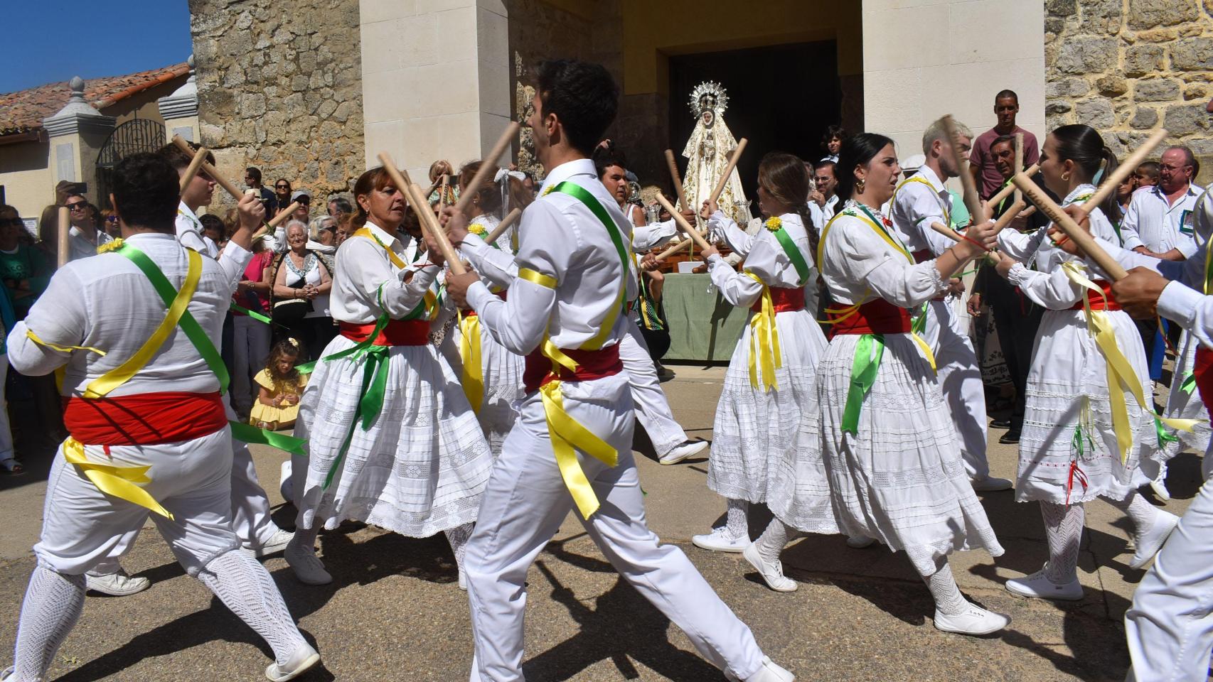 Paloteo con la Virgen de Viloria al fondo en Cigales