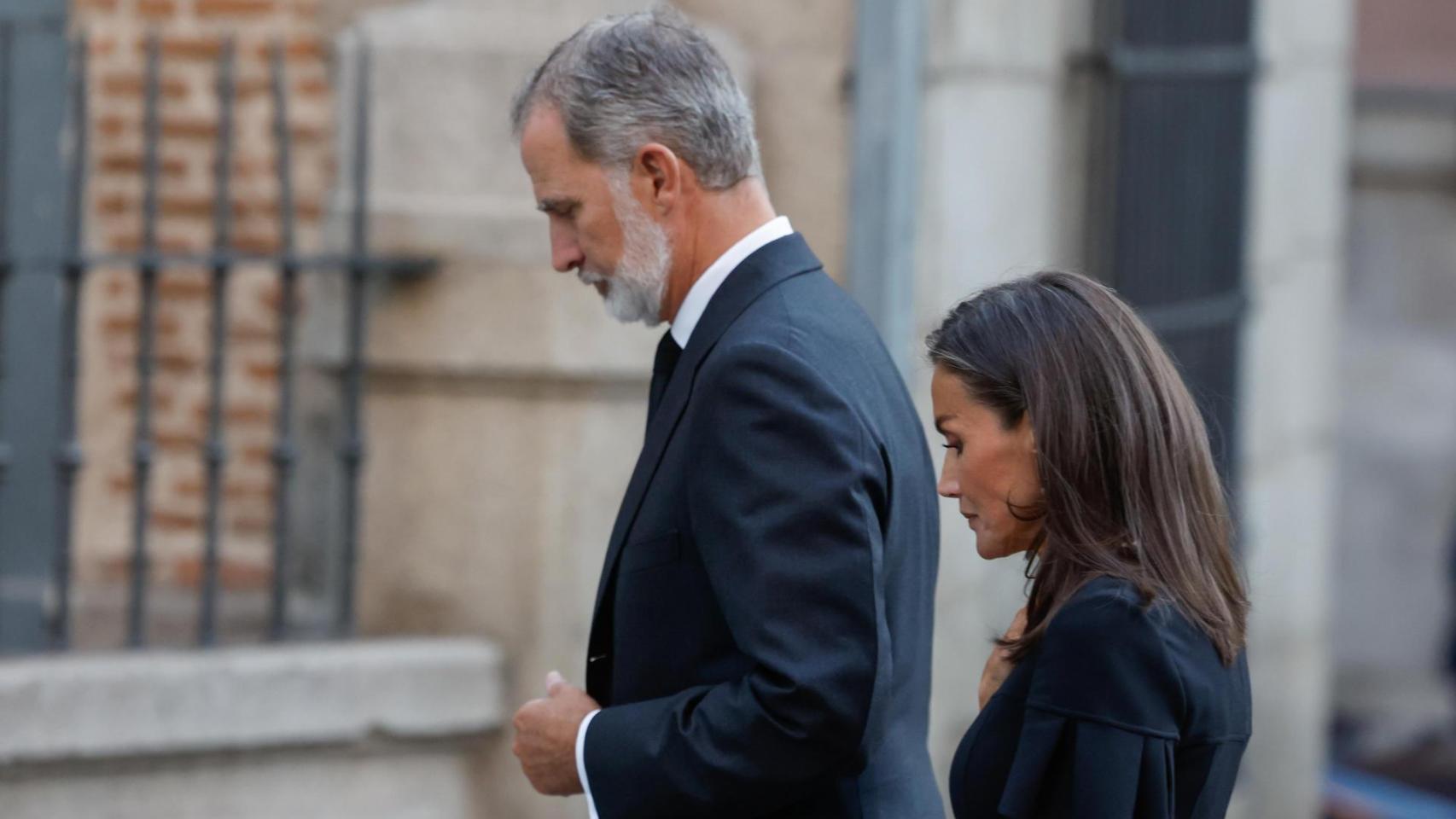 Felipe VI y Letizia en el último adiós a Juan Gómez-Acebo.