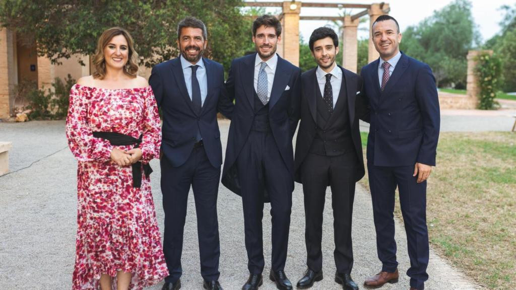 Los recién casados junto a algunos de su invitados. Entre ellos, María José Catalá.