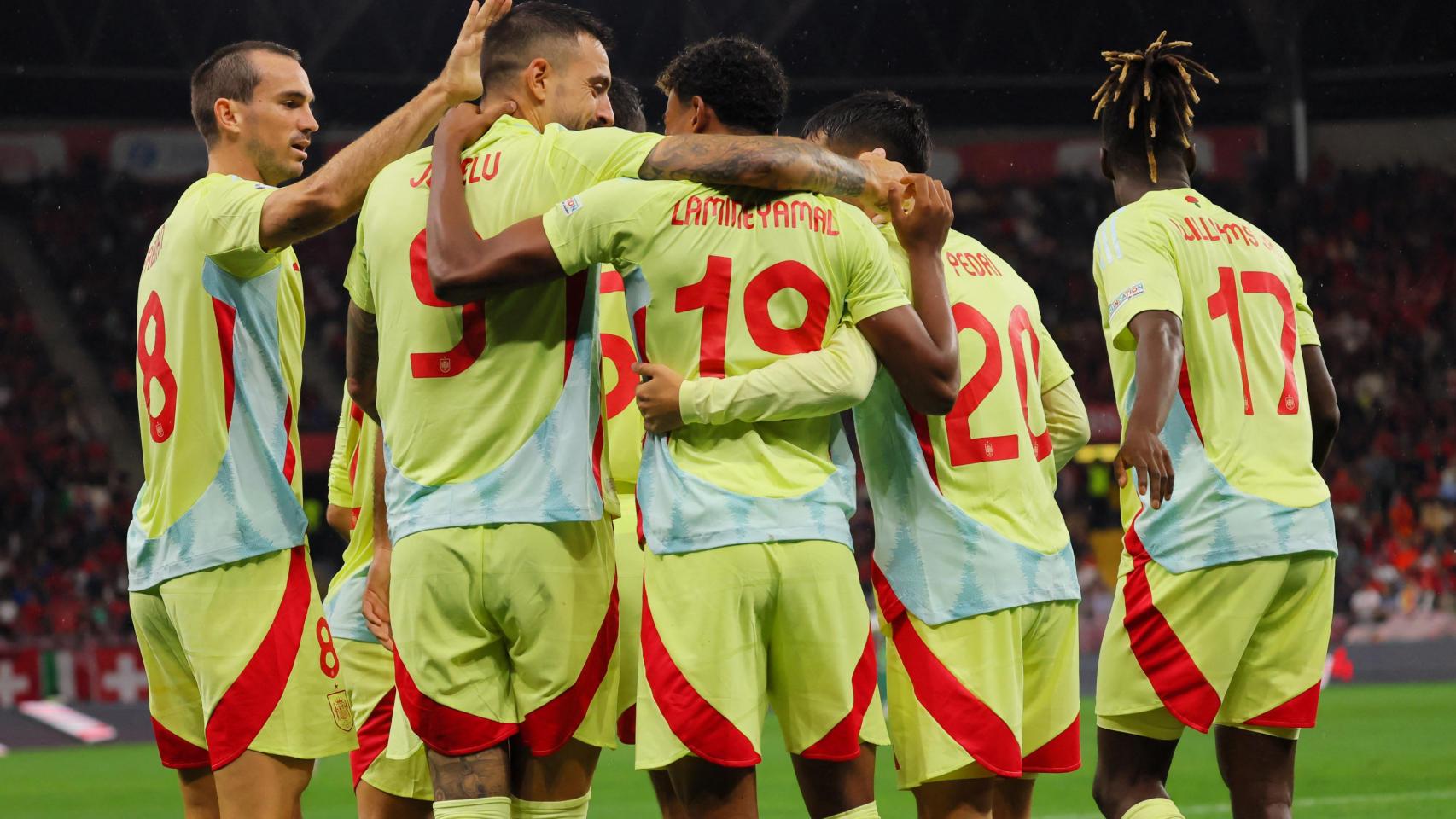 Los jugadores de la selección celebran el primer gol de Fabián Ruiz.