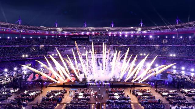 El Estade de France, iluminado durante la ceremonia de clausura de los Juegos Paralímpicos 2024.