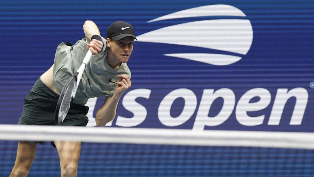 Jannik Sinner ejecuta un servicio en el US Open 2024.