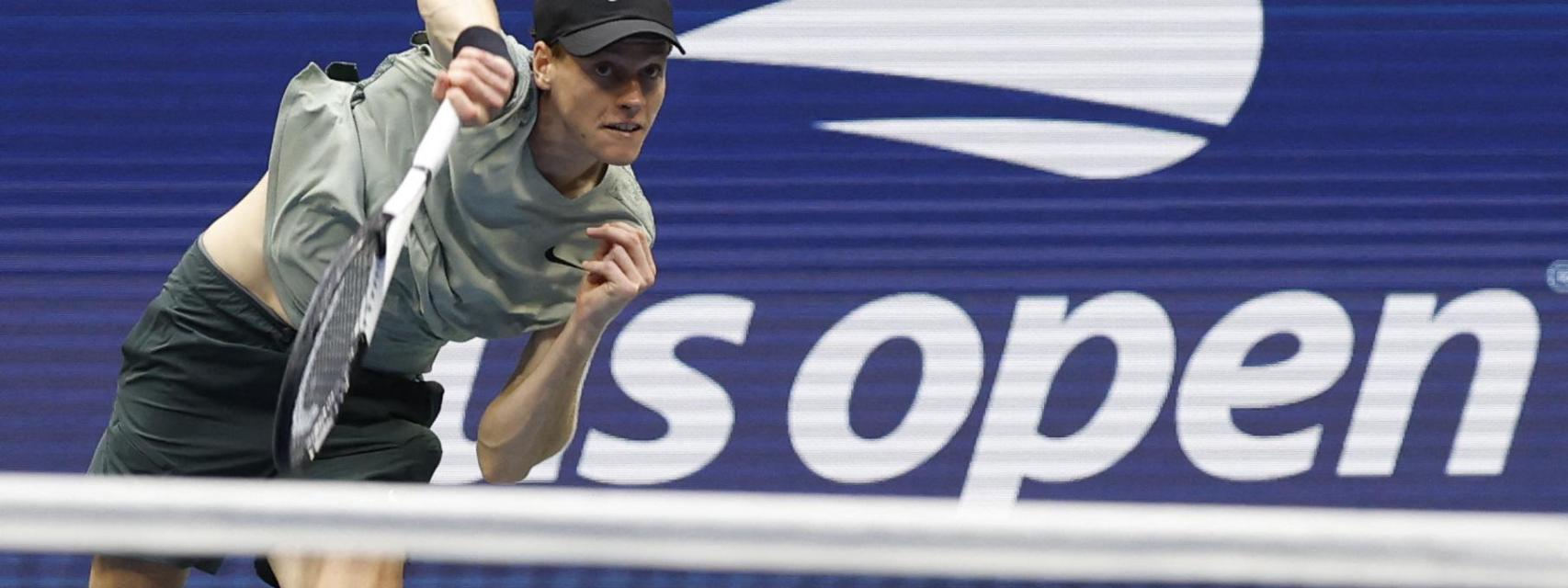 Jannik Sinner ejecuta un servicio en el US Open 2024.