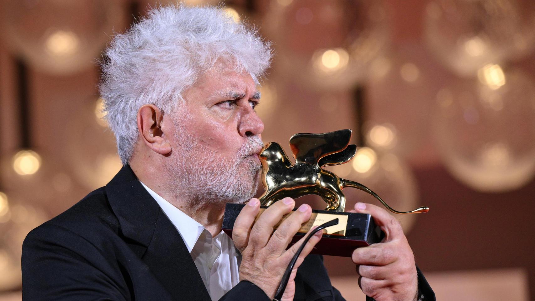 Pedro Almodóvar besa el León de Oro del Festival de Venecia, logrado con la película 'La habitación de al lado'