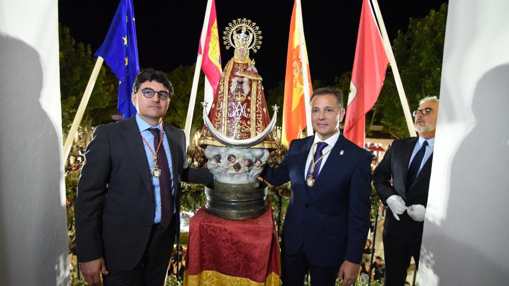 El alcalde de Albacete, Manuel Serrano, este sábado junto a la virgen de Los Llanos.