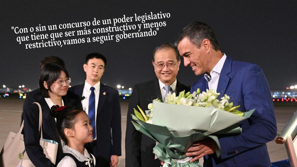 Pedro Sánchez en su llegada a China, junto con la frase que pronunció en el Comité Federal del PSOE