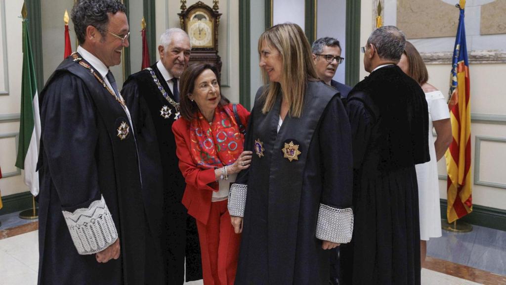 Isabel Perelló, el pasado 4 de septiembre, tras su toma de posesión, junto a la ministra de Defensa, Margarita Robles; el fiscal general, Álvaro García, Ortiz y el presidente del TC, Cándido Conde-Pumpido./