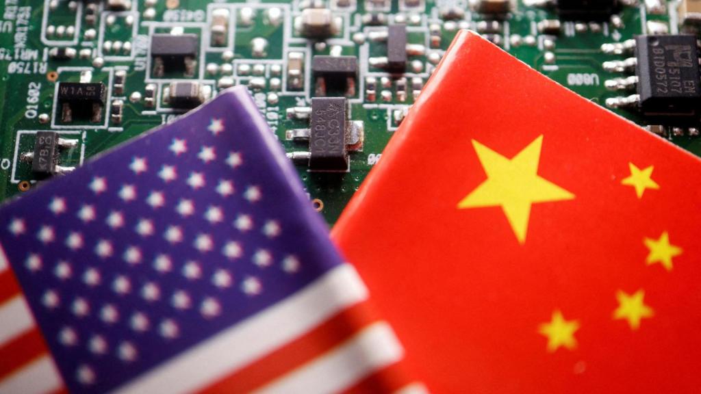 Ilustración con las banderas de Estados Unidos y China delante de un chip semiconductor.