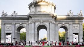 Varias modelos durante el desfile de Madrid es Moda, en la Puerta de Alcalá, a 7 de septiembre de 2024, en Madrid (España).