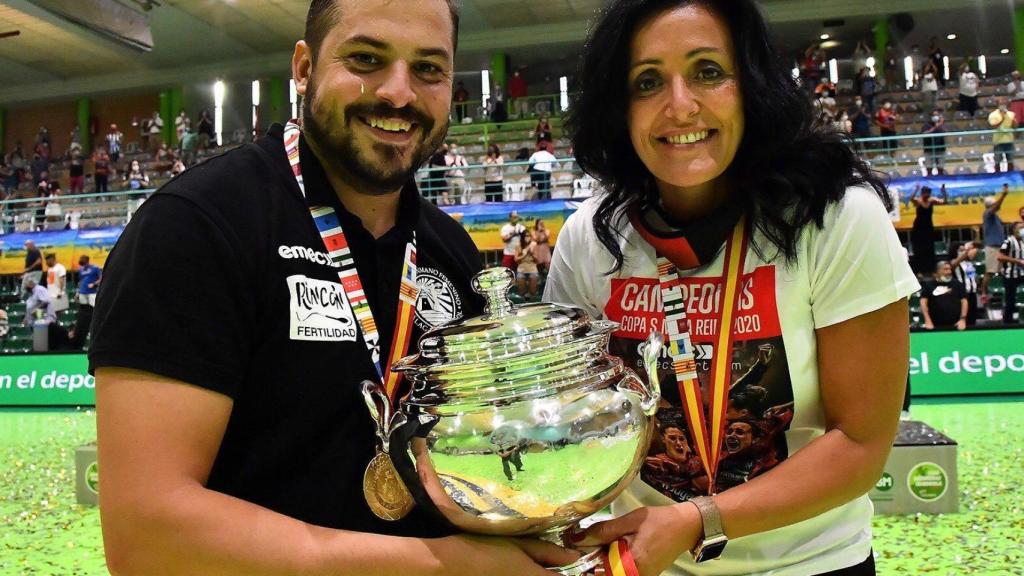 Suso Gallardo y Pepa Moreno con la Copa de la Reina conquistada en 2020 en Alhaurín de la Torre.