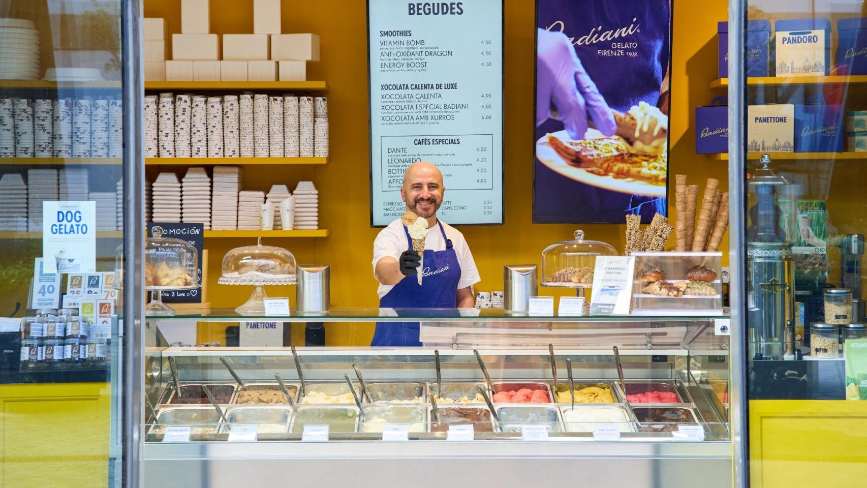 Un hombre con un gelato en la Helatería Badiani.