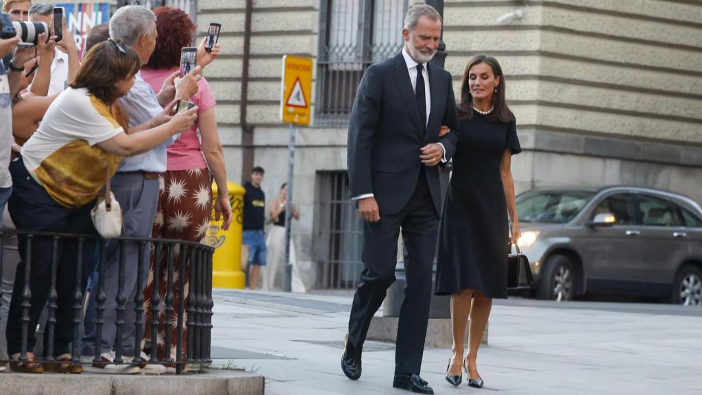 La reina Letizia y el rey Felipe a su llegada a la Iglesia Catedral de las Fuerzas Armadas.