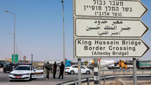 La policía israelí patrulla el área cerca del cruce del puente Allenby entre Cisjordania y Jordania luego de un tiroteo en el cruce en la Cisjordania ocupada por Israel, el 8 de septiembre de 2024.