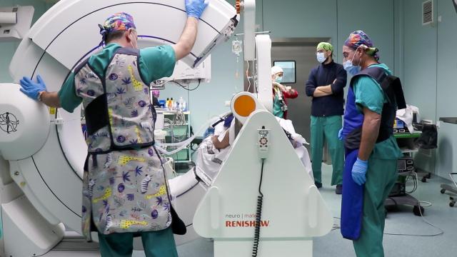 La tecnología láser del hospital La Fe de Valencia para tratar tumores cerebrales. EE