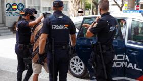 Un detenido custodiado por la Policía Nacional.