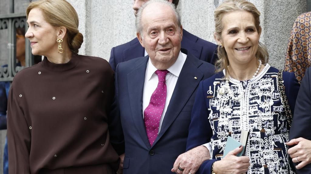 El rey Juan Carlos junto a las infantas Elena y Cristina en la boda de José Luis Martínez-Almeida y Teresa Urquijo el pasado abril.