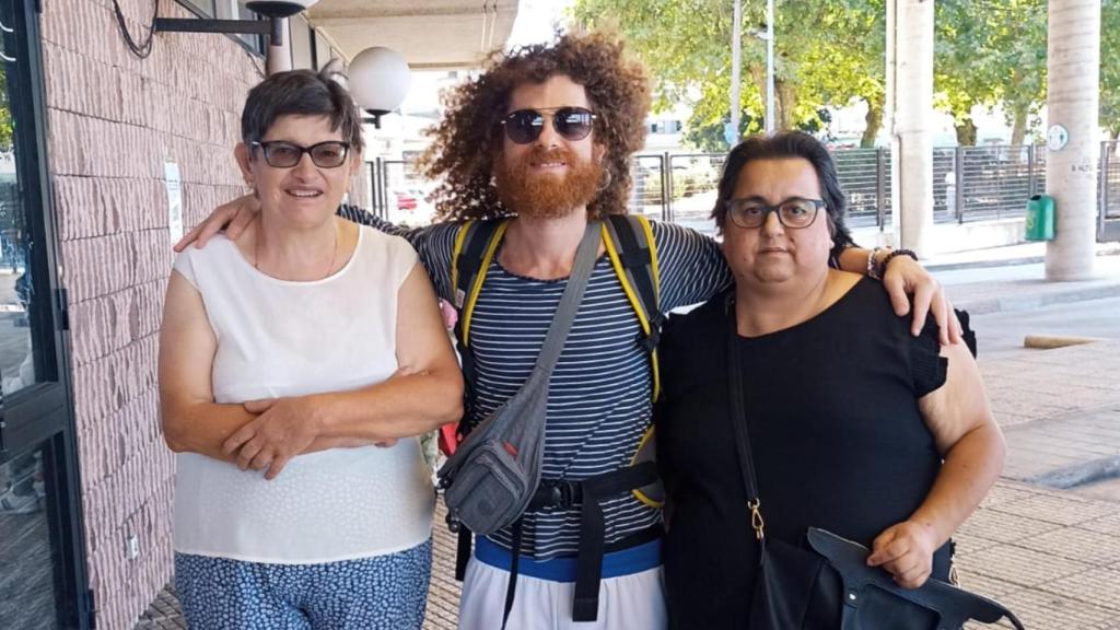 Nicolás con sus primas en Salvaterra de Miño.