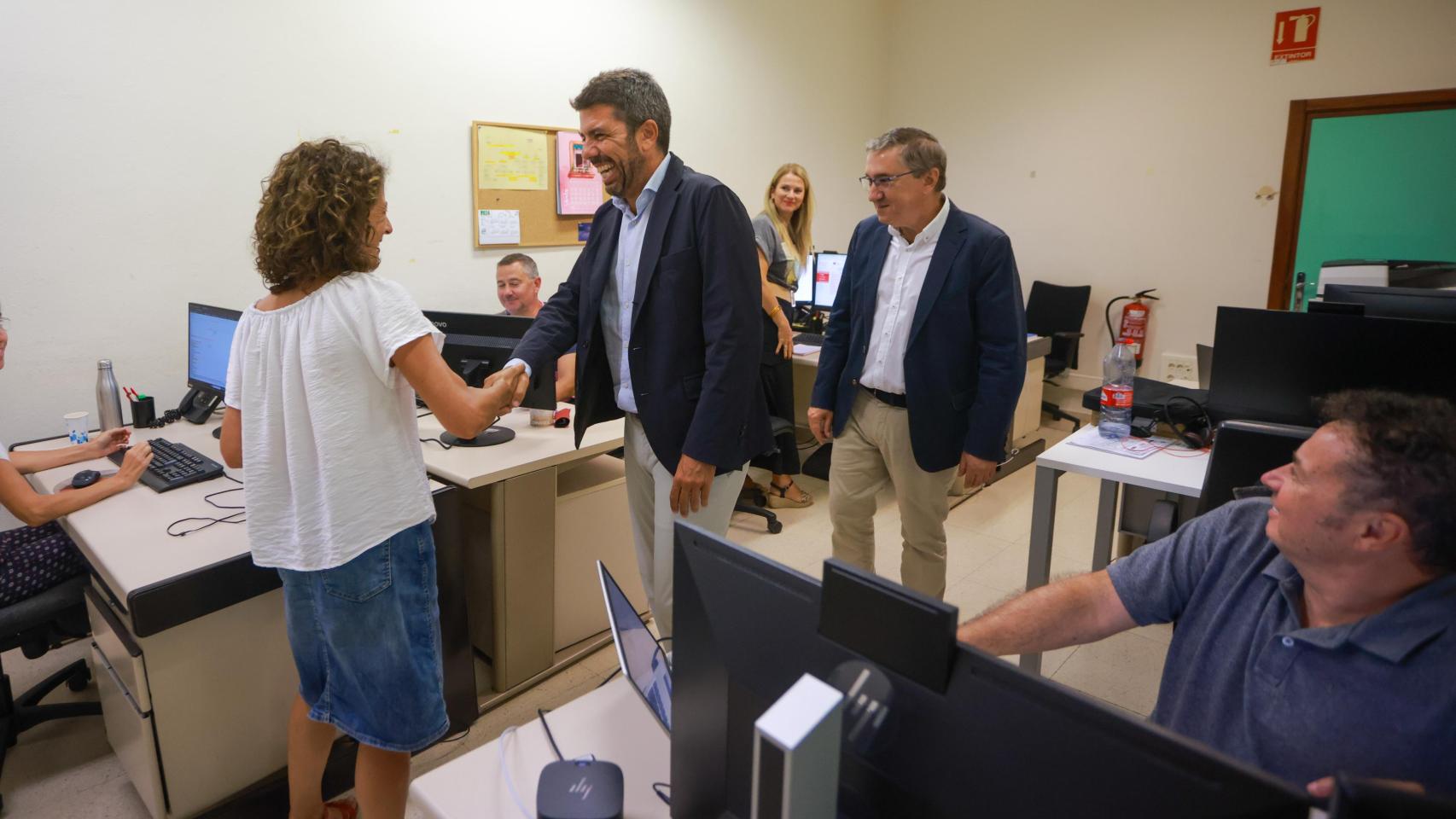 El presidente Carlos Mazón y el conseller José Antonio Rovira, este lunes felicitando a los funcionarios de Educación por el inicio de curso.