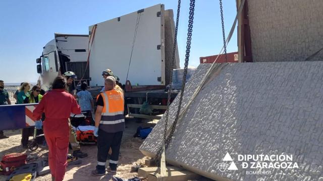 Los Bomberos de la DPZ trabajan en el rescate de un trabajador atrapado bajo una placa de hormigón.