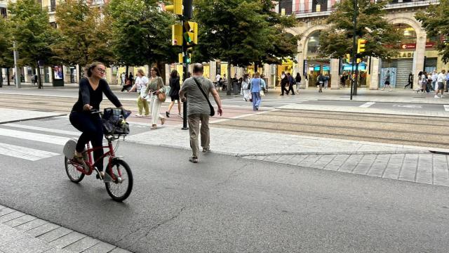 Una bici circulando en Zaragoza.