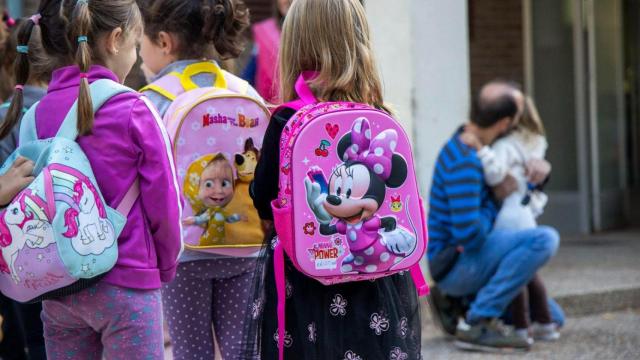 Niños entrando al Centro de Educación Infantil y Primaria Duquesa de la Victoria de Logroño