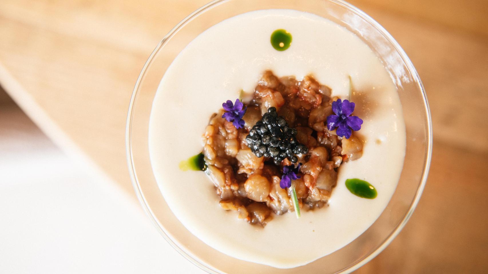 Ajoblanco templado con tartar de gamba.