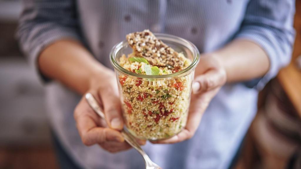 Una ensalada de quinoa en un tarro.