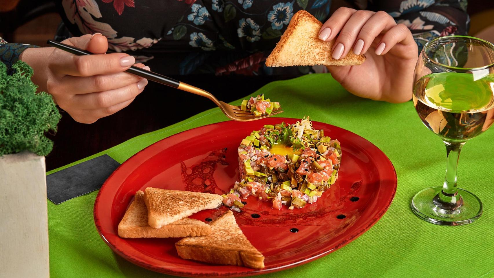 Una persona comiendo un tartar