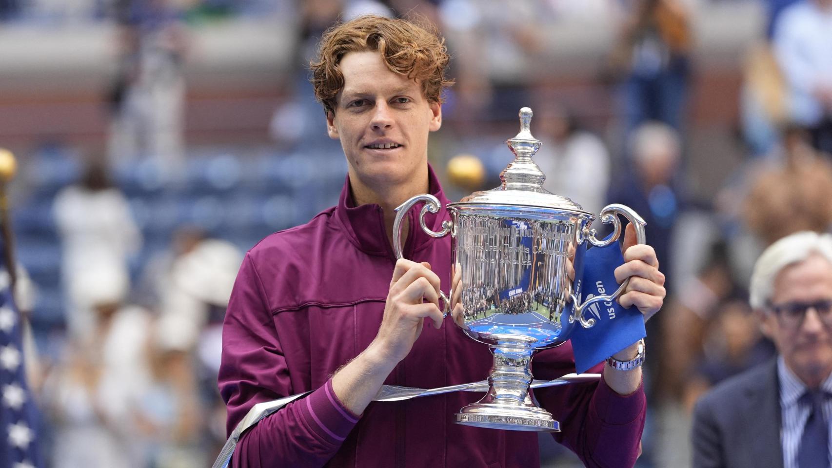 Jannik Sinner posa con el trofeo del US Open.