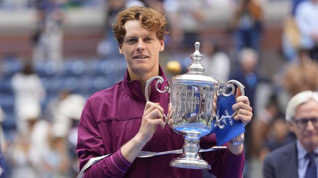 Jannik Sinner posa con el trofeo del US Open