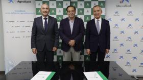 Jaime Campos, Pedro Barato y Juan Carlos Gallego, en la firma del convenio.