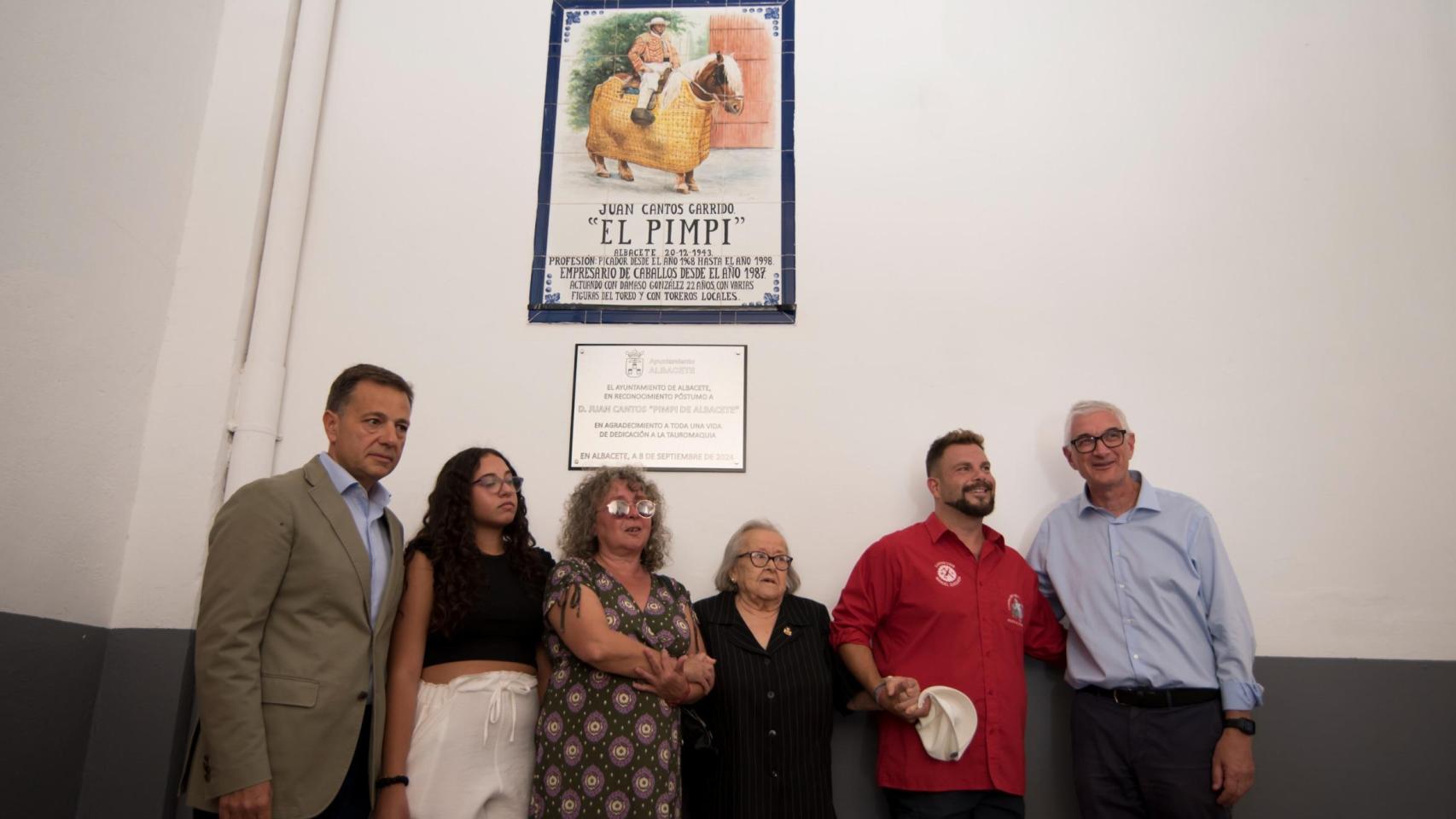 El alcalde de Albacete, Manuel Serrano, inaugura una placa homenaje a Juan Cantos ‘El Pimpi’ a título póstumo en la Plaza de Toros.