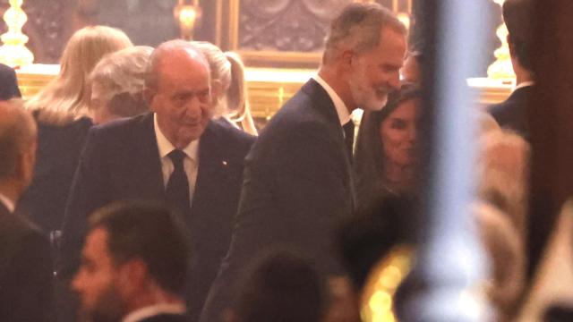 Juan Carlos I, Felipe VI y doña Letizia en la Catedral Castrense en el funeral por Juan Gómez-Acebo.