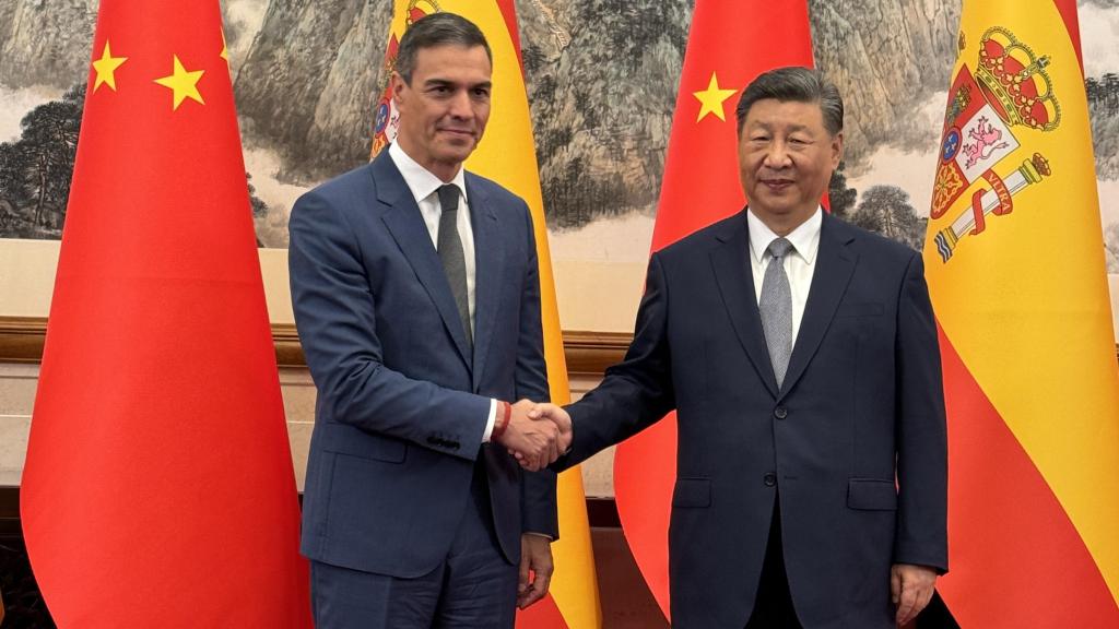 Pedro Sánchez saluda al presidente chino, Xi Jinping, en el Palacio de Diaoyutai, en Pekín.