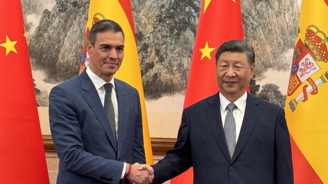 Pedro Sánchez saluda al presidente chino, Xi Jinping, en el Palacio de Diaoyutai, en Pekín.