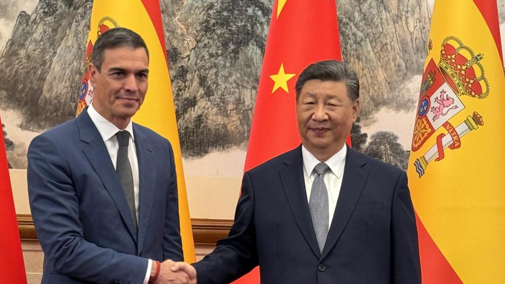 Pedro Sánchez saluda al presidente chino, Xi Jinping, en el Palacio de Diaoyutai, en Pekín.