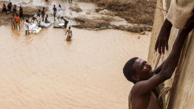 Un hombre intenta escapar de las inundaciones en Chad, el 28 de agosto de 2024.