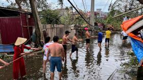 Ciudadanos de Hai Phong (Vietnam) tratan de paliar los daños provocados por el tifón Yagi.