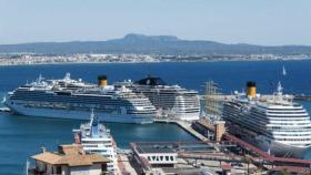 Imagen de un crucero en un puerto de las islas griegas.