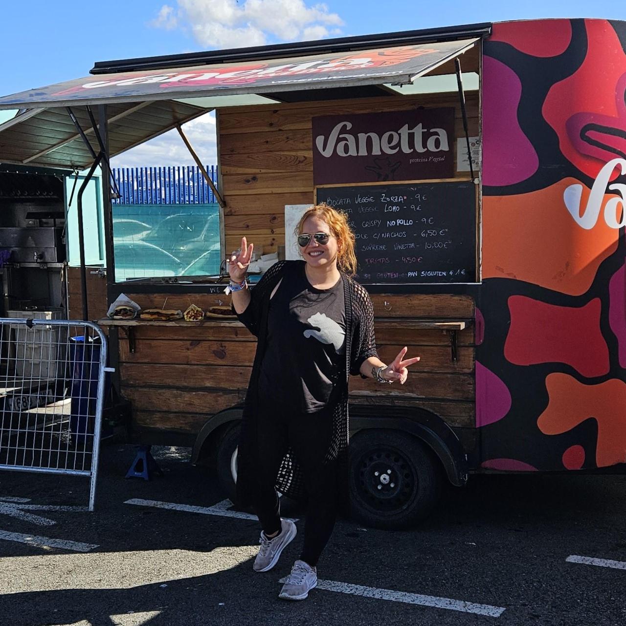 Águeda Ubeira, delante del foodtruck de Vanetta