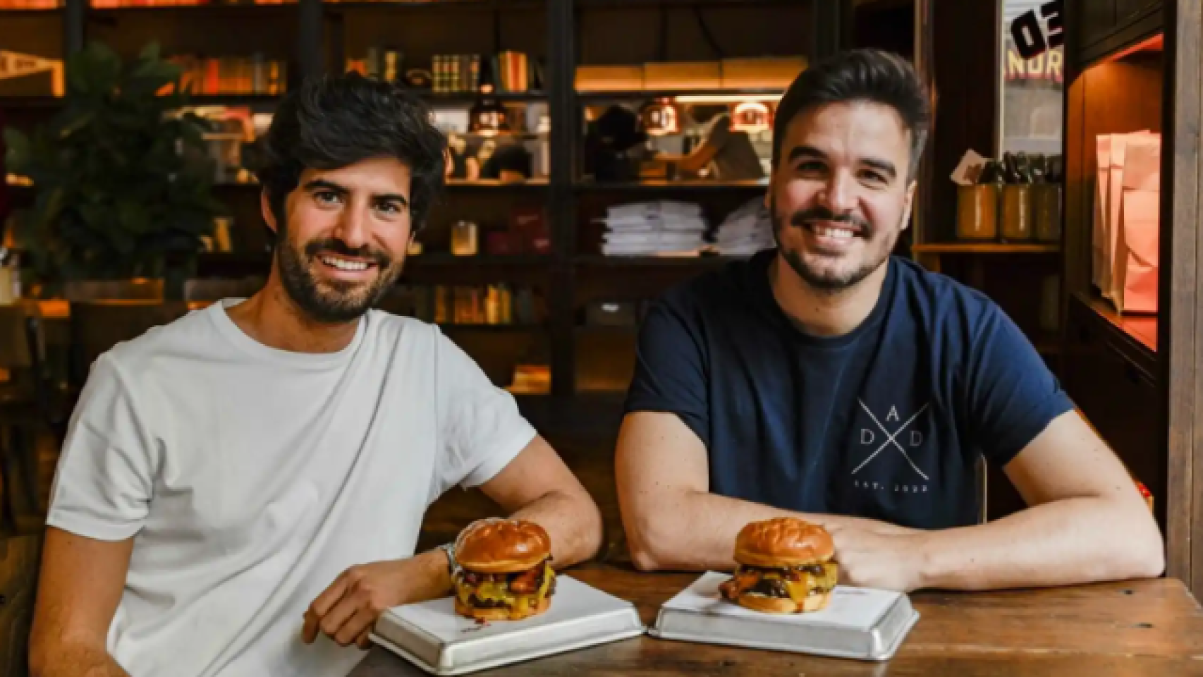 Ezequiel y Álex con dos de sus hamburguesas más conocidas.