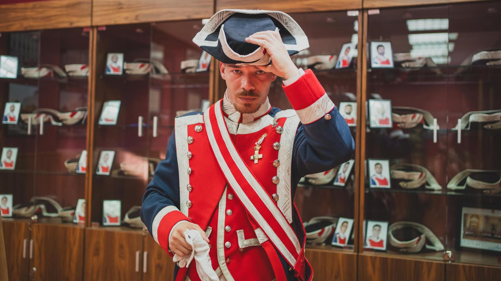 El guardia real forma parte de la Sección de Alabarderos del cuerpo militar, y es uno de los encargados de velar por la seguridad del rey en actos oficiales y en los reales sitios.