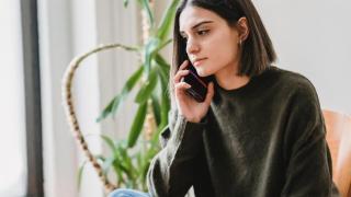 Joven hablando por teléfono